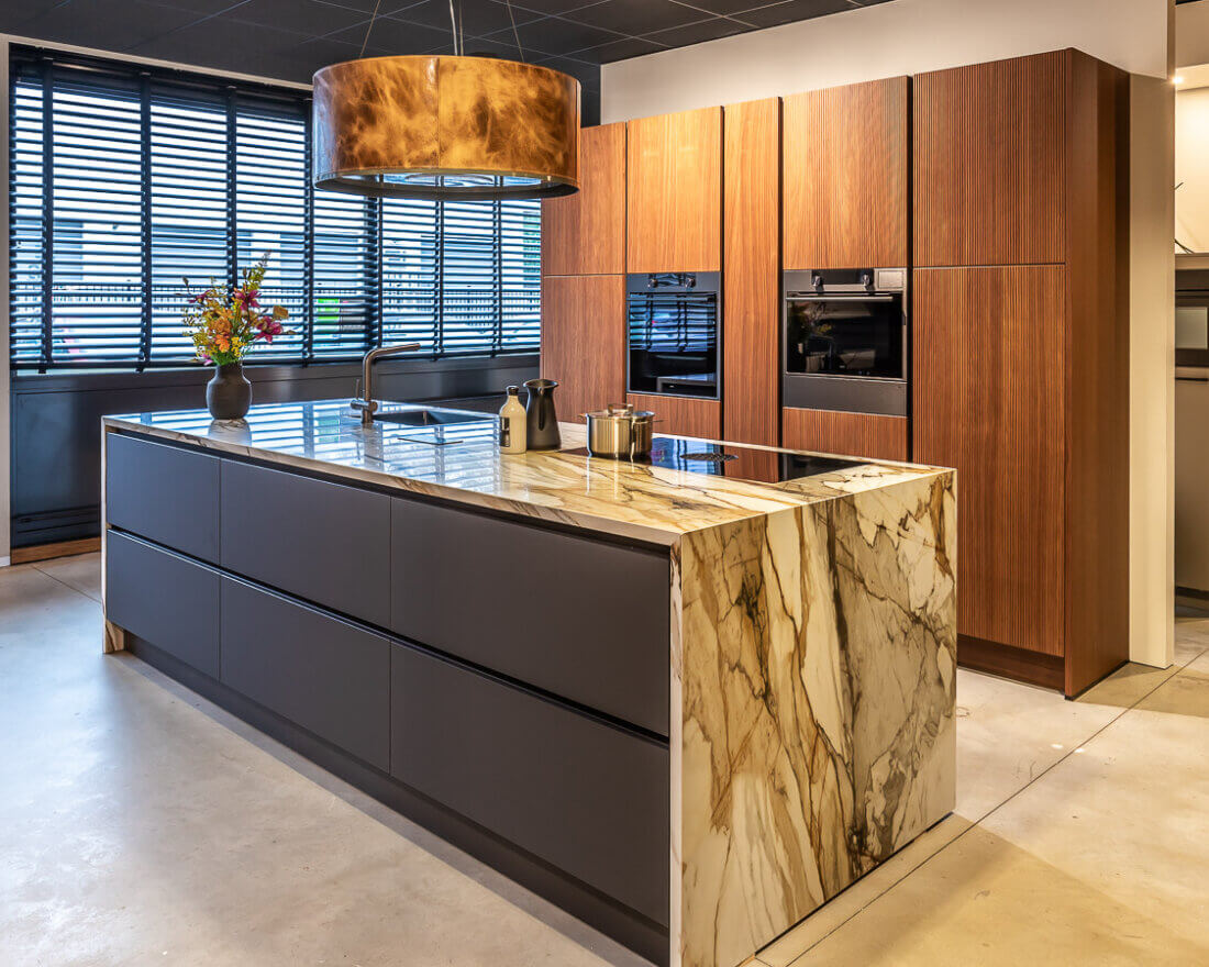 luxe-moderne-houten-keuken-hotel-chique-visker-12