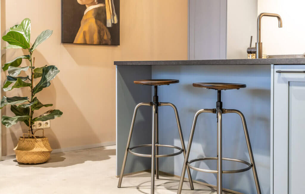 lichtblauwe landelijk kookeiland met een vintage sfeer