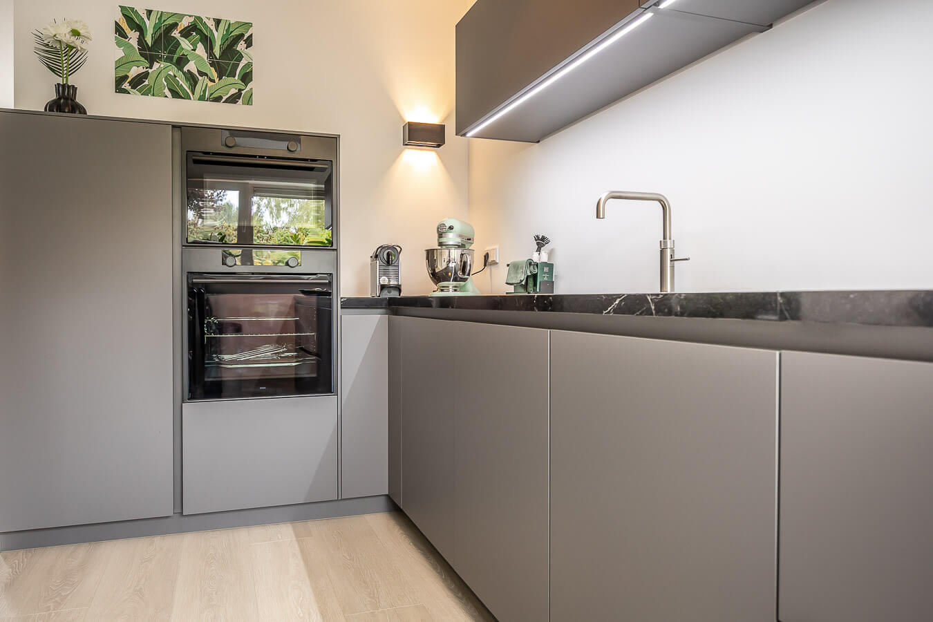 compacte keuken in mat grijze kleur