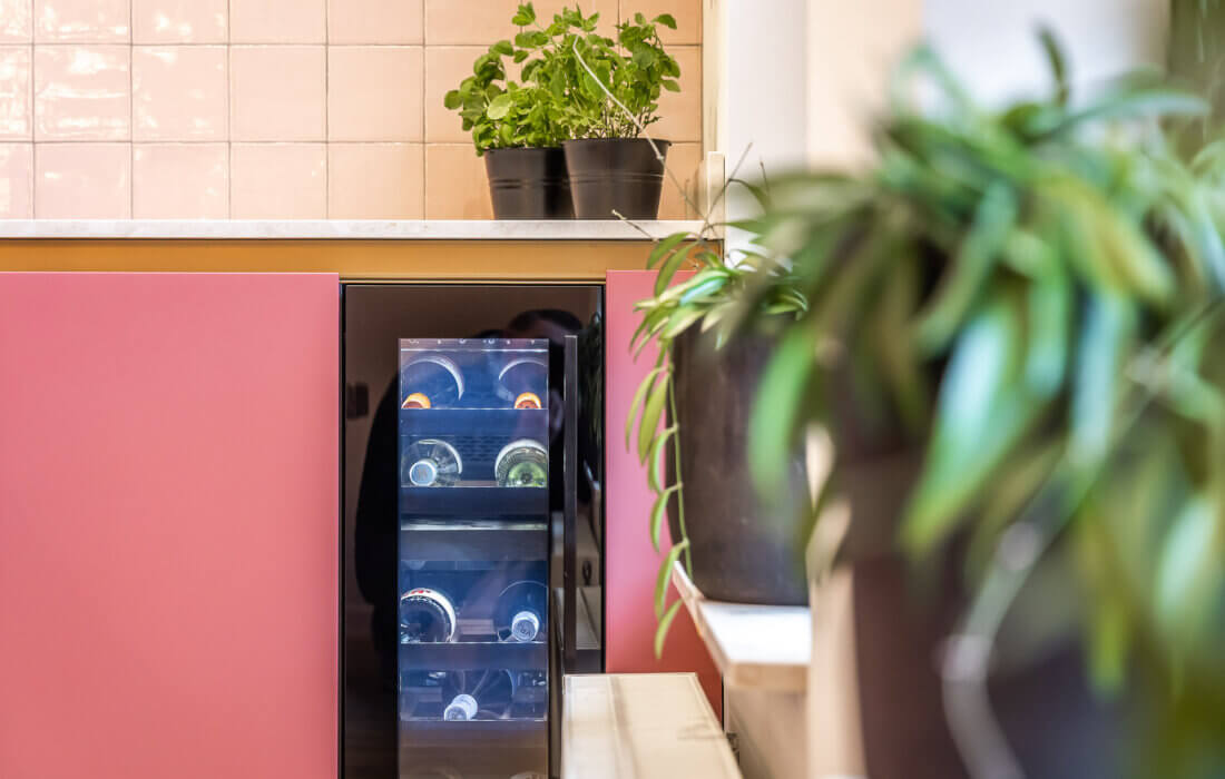 moderne keuken met greeplijst en wijnkoelkast met 2 zones