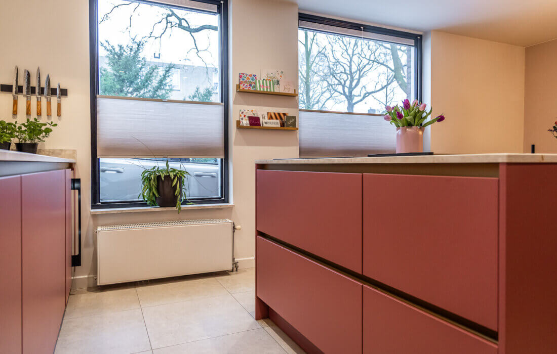 Modern mat roze kookeiland