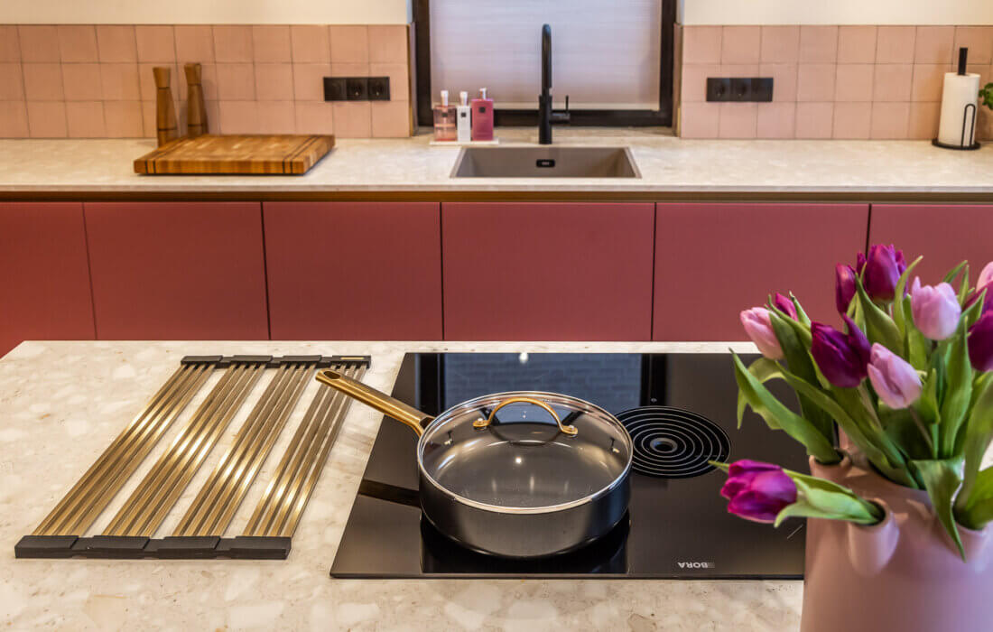 moderne keuken met kookeiland voorzien van BORA kookplaat