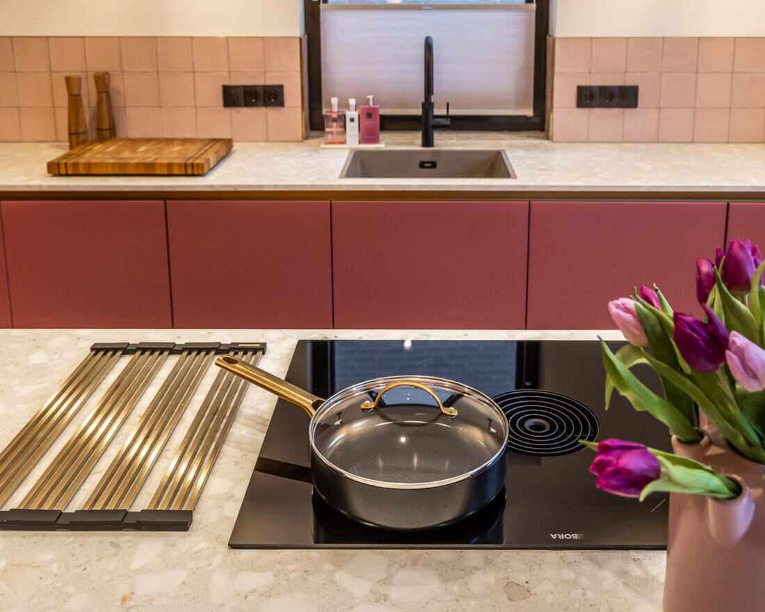moderne keuken met kookeiland voorzien van BORA kookplaat