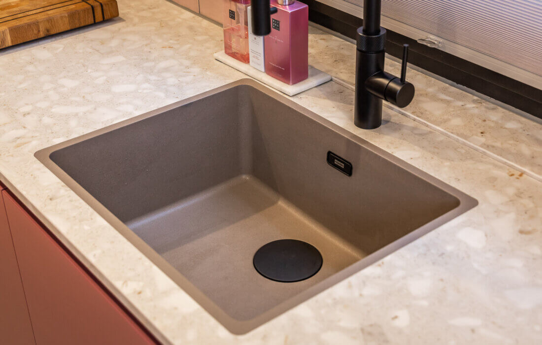 hittebestendige spoelbak van franke voor moderne roze keuken