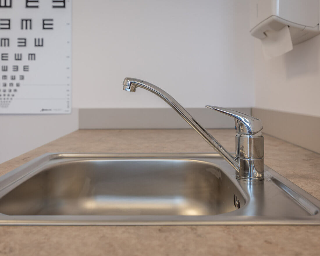 kraan en spoelbak fabriekspantry voor zorginstelling