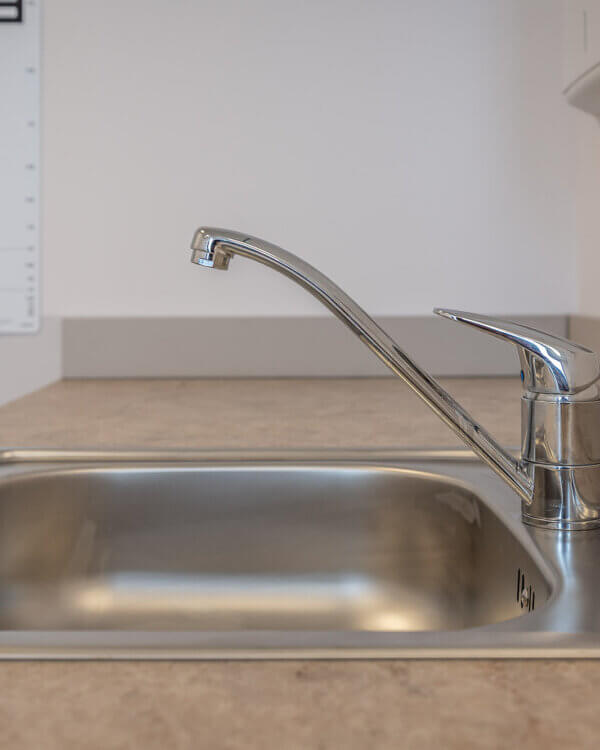 kraan en spoelbak fabriekspantry voor zorginstelling
