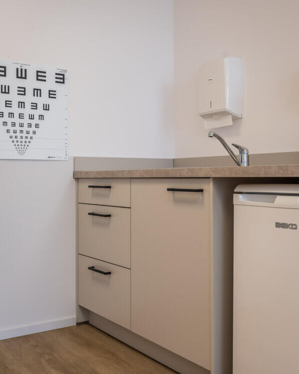 moderne fabriekspantry voor consultkamer zorginstelling