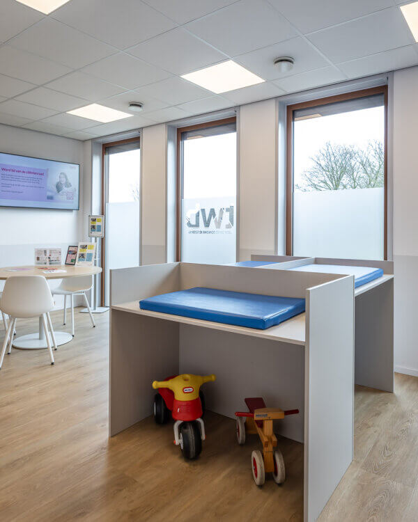 combinatie maatwerk interieur met fabriekspantrys bij zorginstelling