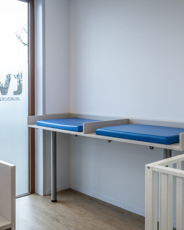 combineer maatwerk interieur met fabriekspantrys bij zorginstelling