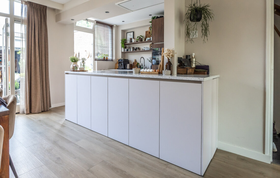 modern kookeiland van open keuken