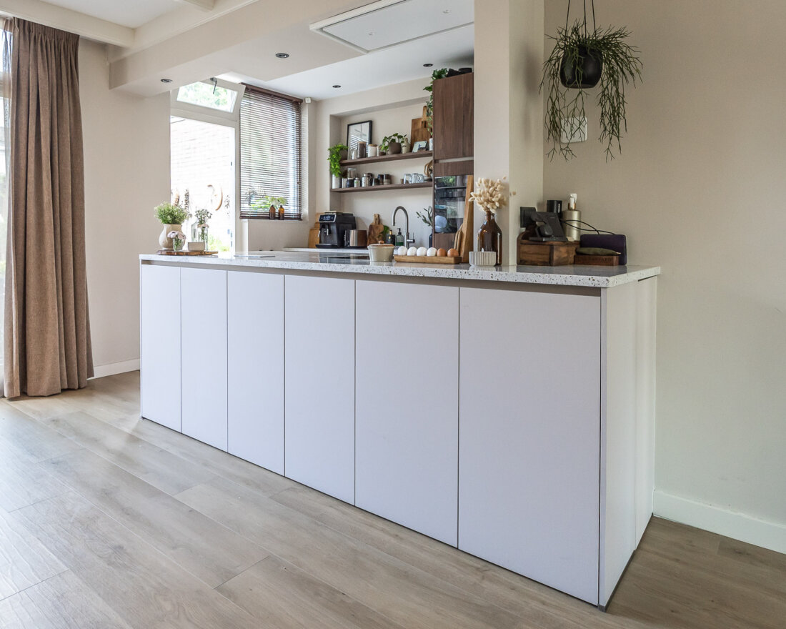modern kookeiland van open keuken
