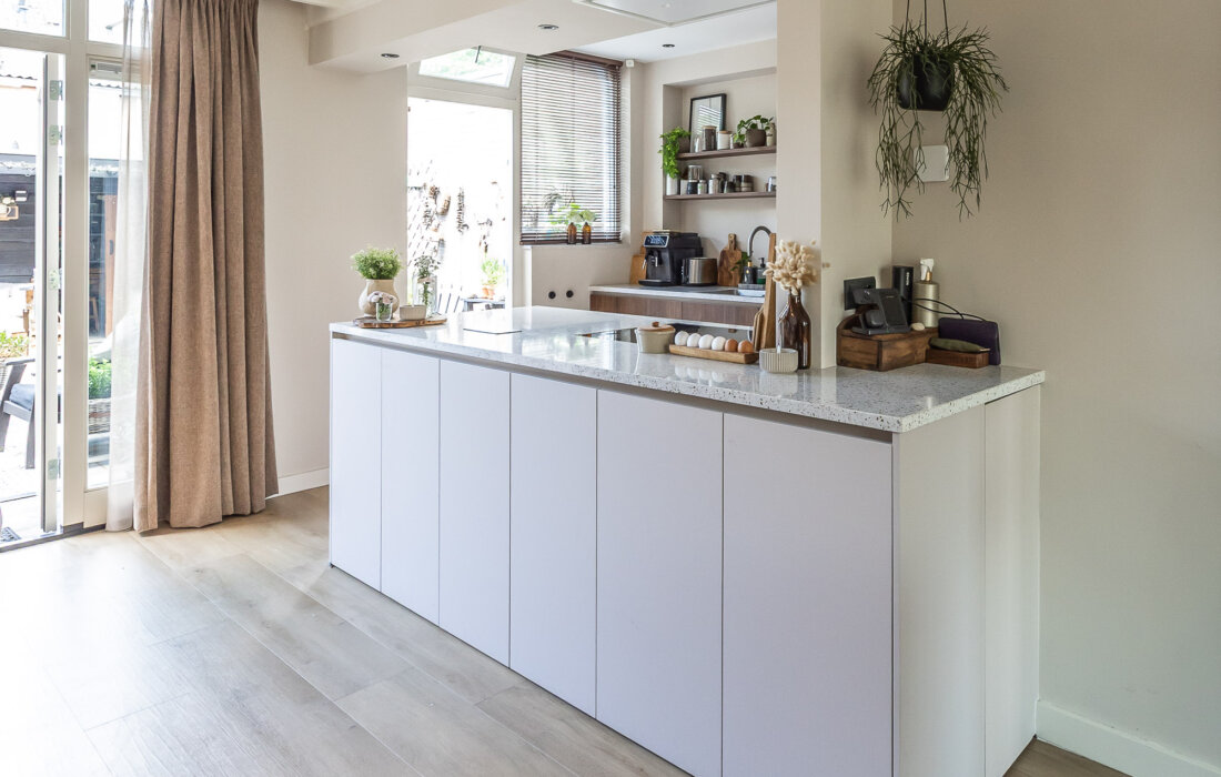 schiereiland keuken met doorlopende keukendeurtjes tot de vloer