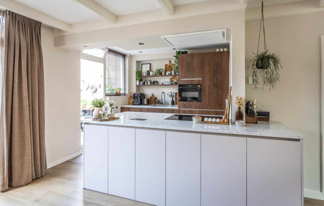 moderne open keuken met parallel opstelling