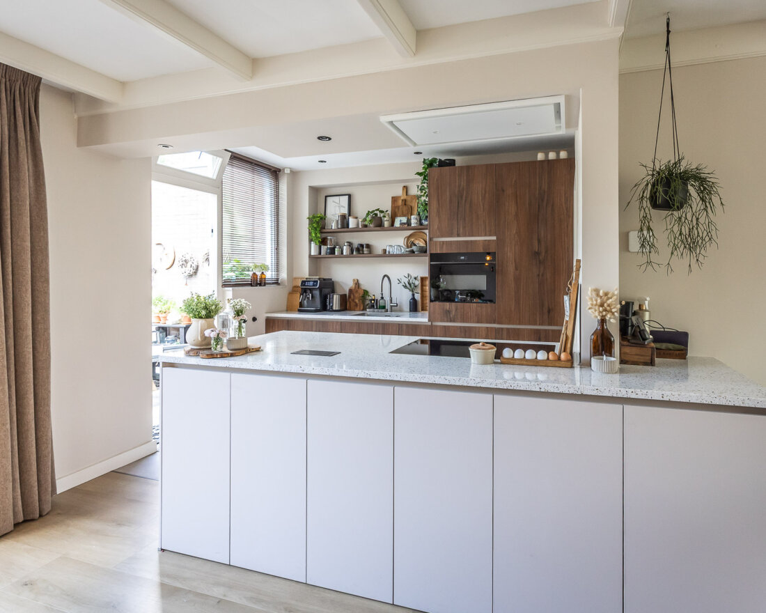 moderne open keuken met parallel opstelling