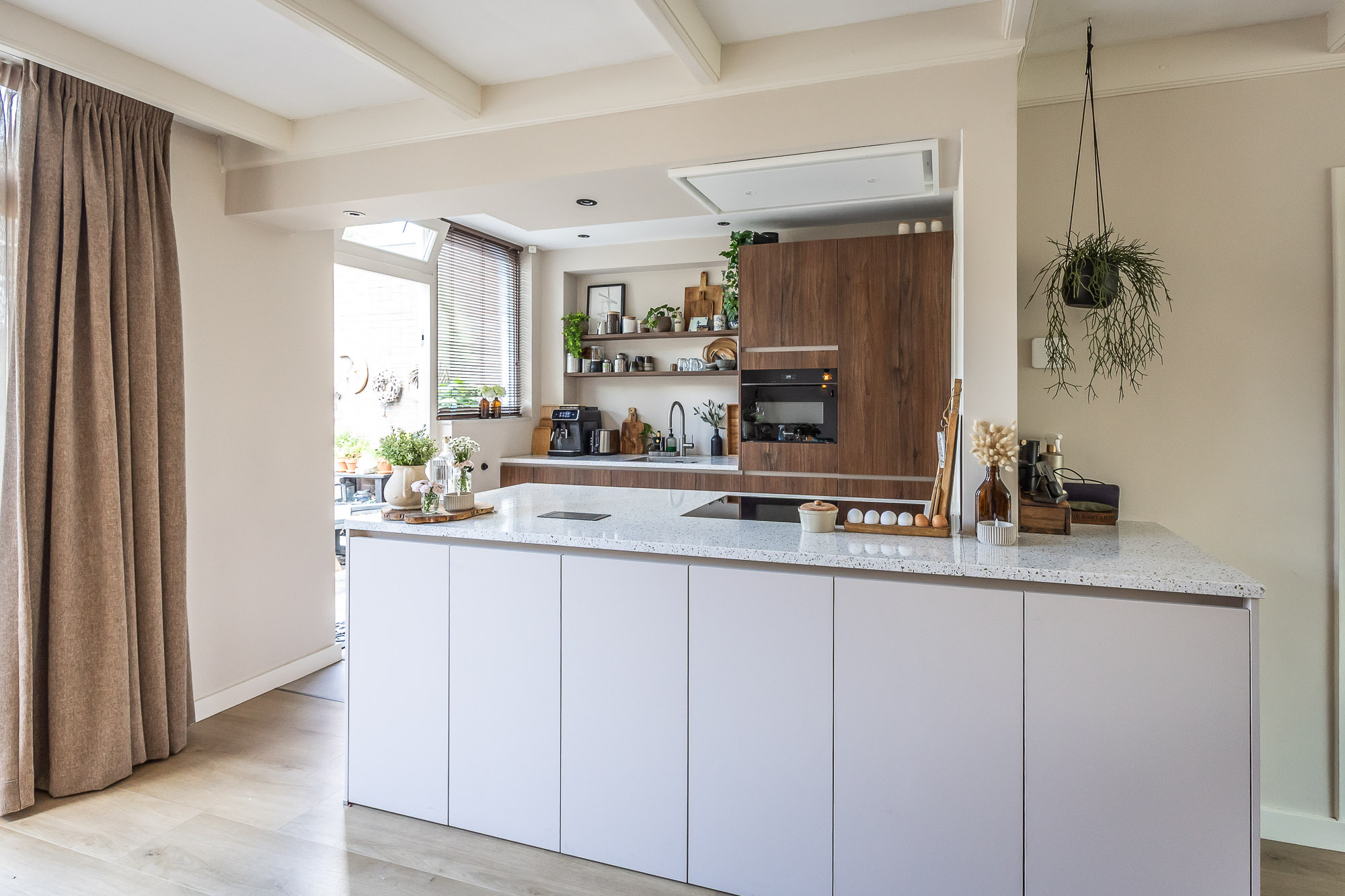 moderne open keuken met parallel opstelling