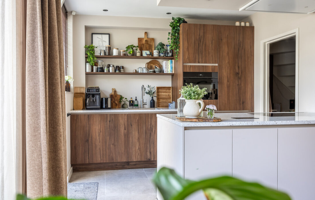 moderne open keuken met 2 kleuren en schiereiland