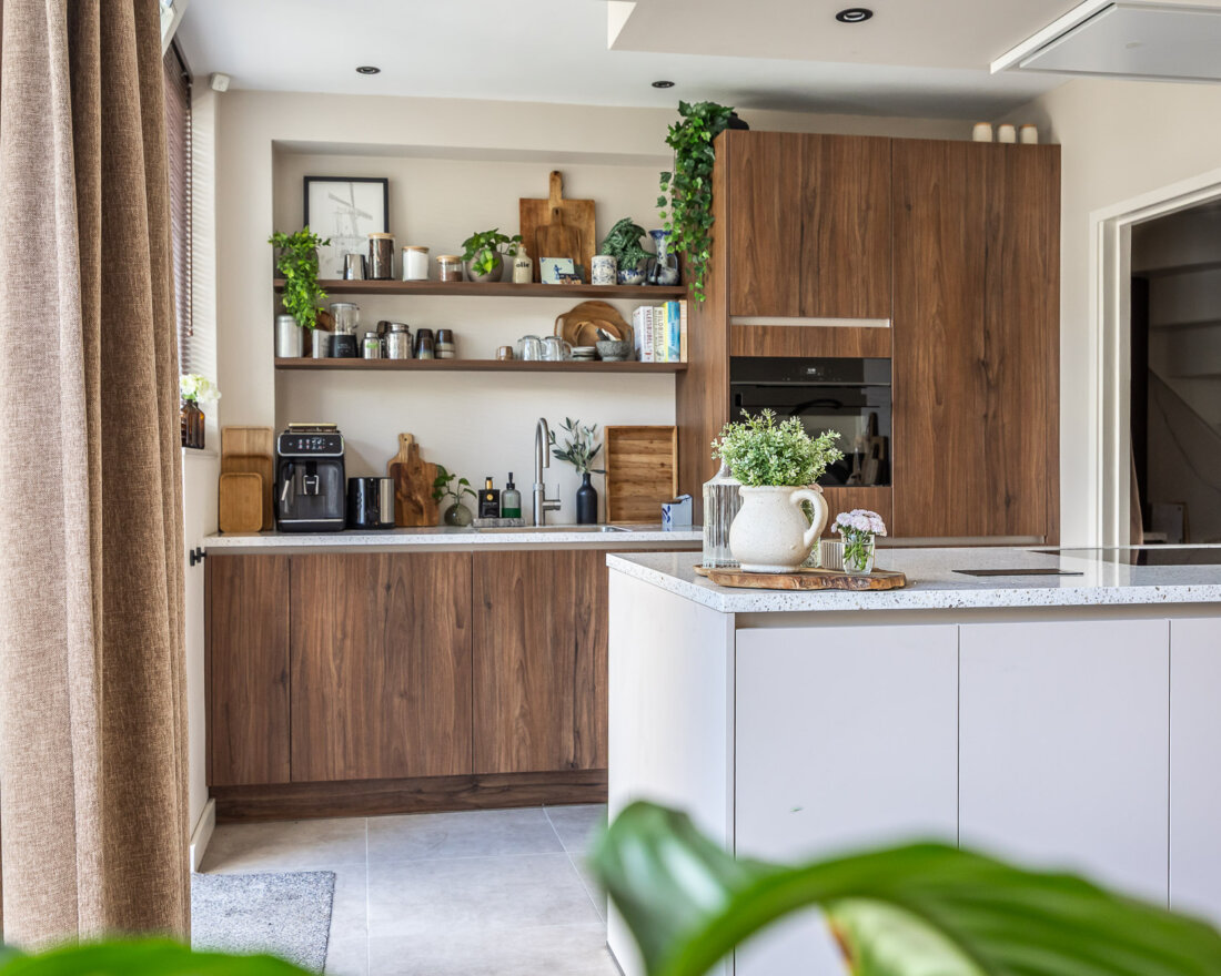 moderne open keuken met 2 kleuren en schiereiland
