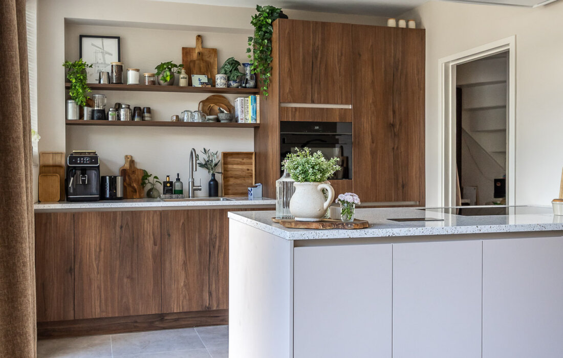 open keuken met kookeiland en achterwand