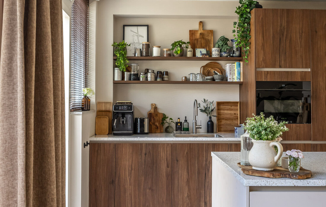 2 kleuren keuken met notenhout en beige