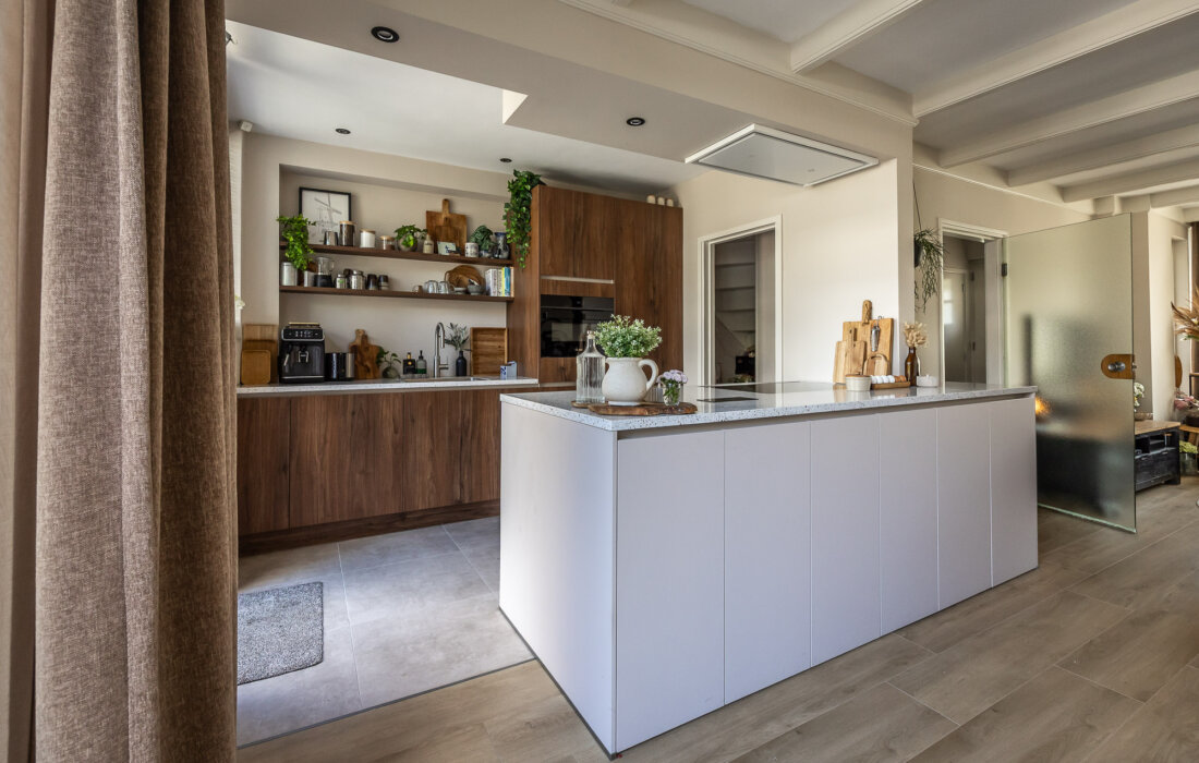 modern keuken met kookeiland en push to open kastjes