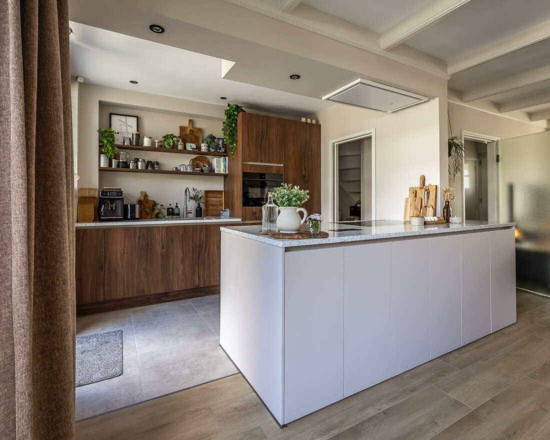 modern keuken met kookeiland en push to open kastjes