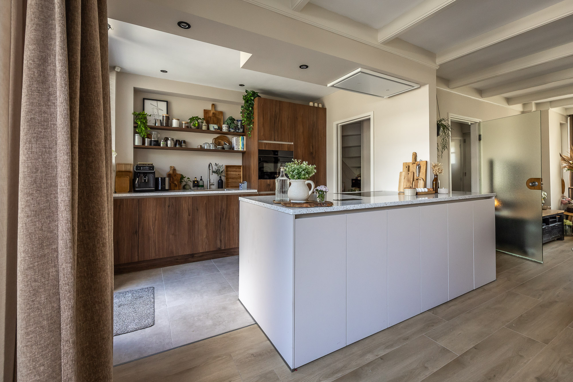 modern keuken met kookeiland en push to open kastjes
