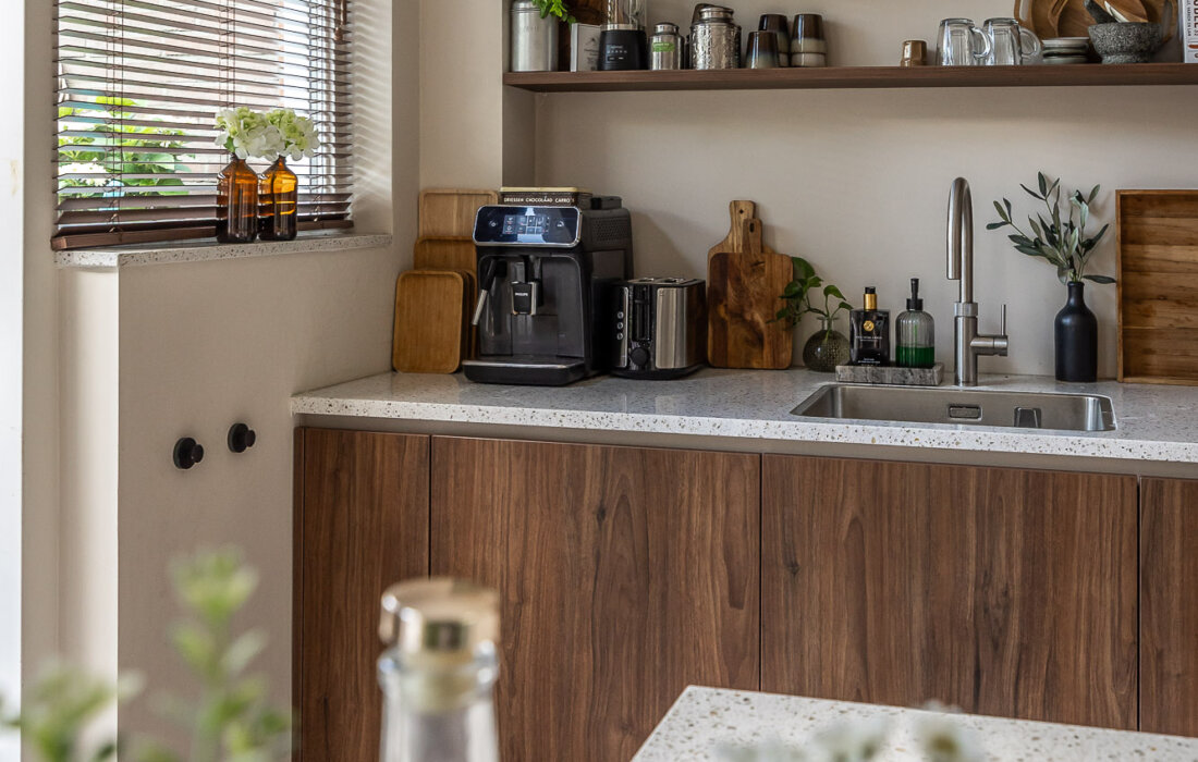 composiet aanrechtblad met notenhouten keuken
