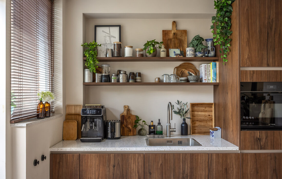 houten keuken met achterwand met wandplanken