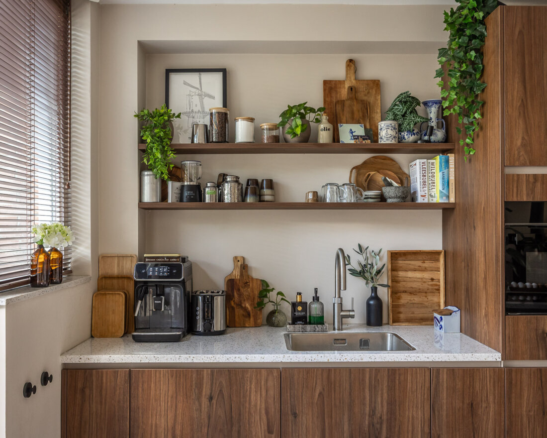 houten keuken met achterwand met wandplanken
