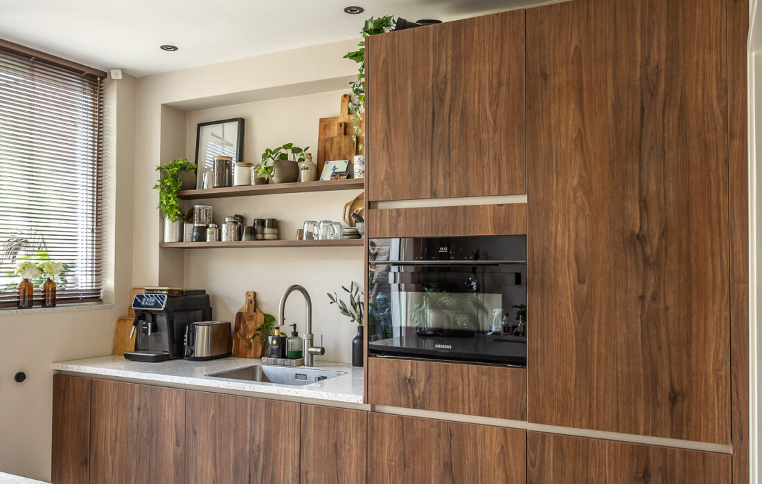 notenhouten keuken met push to open keukendeurtjes