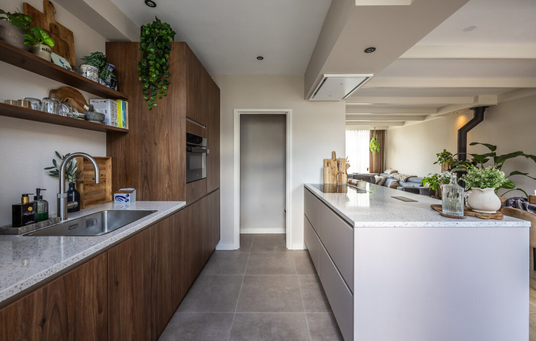 greeploze moderne notenhouten keuken met beige schiereiland