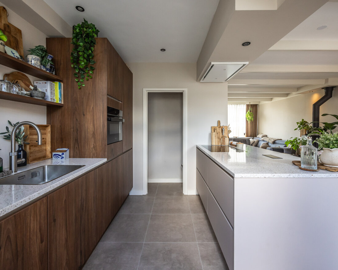 greeploze moderne notenhouten keuken met beige schiereiland