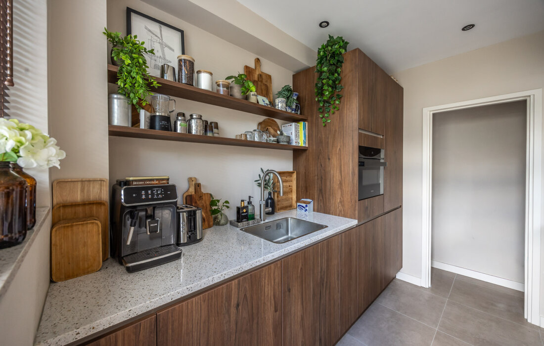 noten houten keuken met zwevend composiet terrazzo werkblad