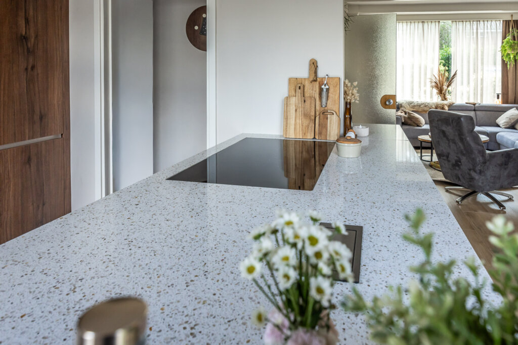 schiereiland met composiet terrazzo werkblad en inductie kookplaat