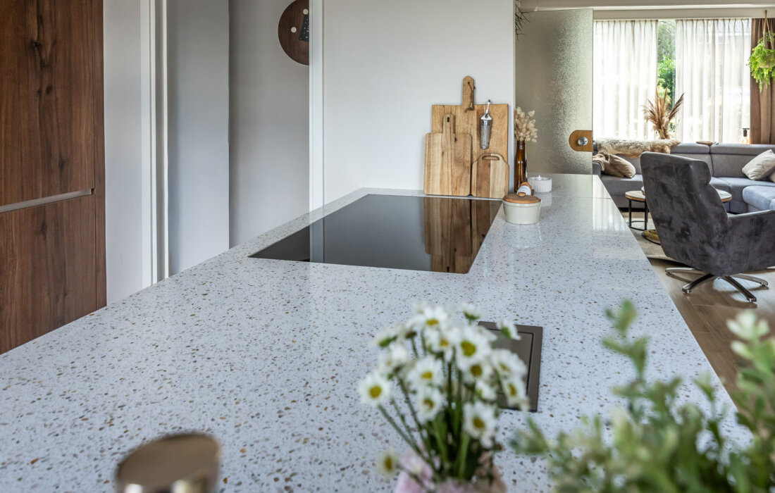 schiereiland met composiet terrazzo werkblad en inductie kookplaat