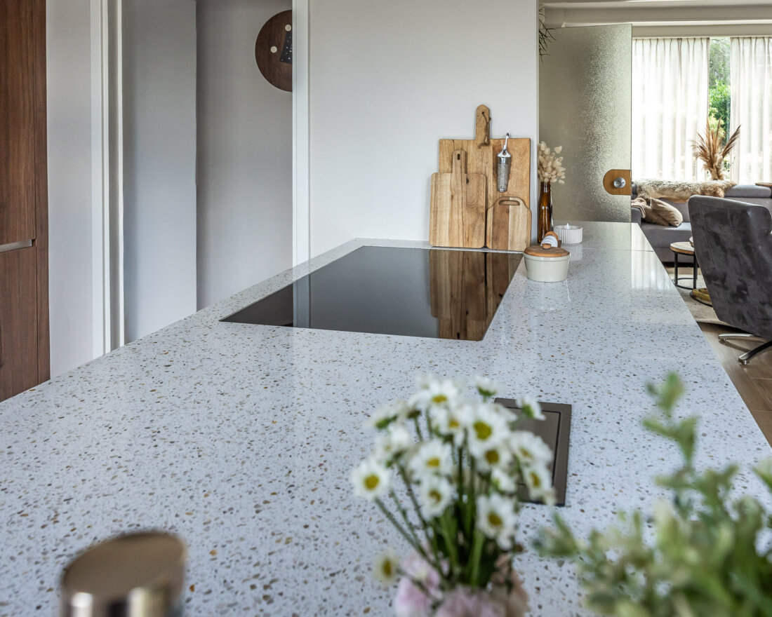 schiereiland met composiet terrazzo werkblad en inductie kookplaat