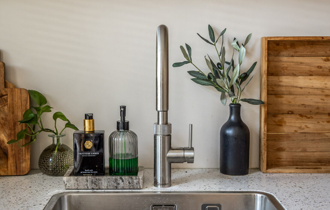 composiet aanrechtblad met RVS spoelbak en quooker