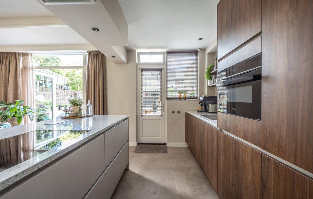 notenhouten keuken met modern beige schierland