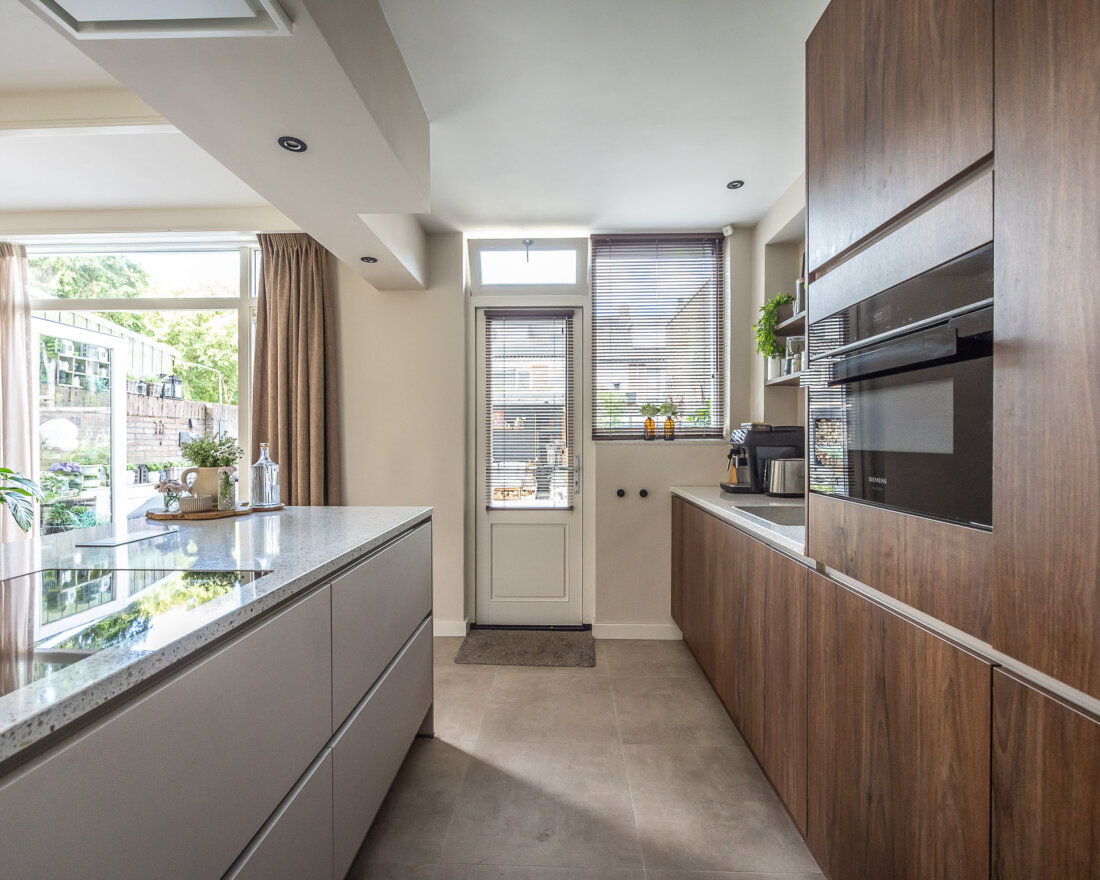 notenhouten keuken met modern beige schierland