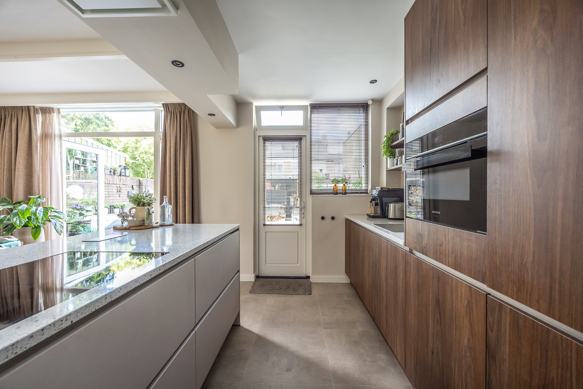 notenhouten keuken met modern beige schierland