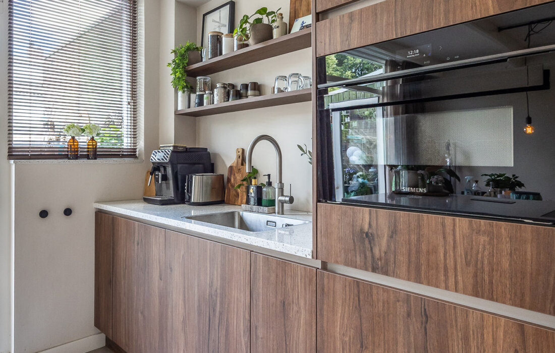 noten houten greeploze keuken met siemens oven