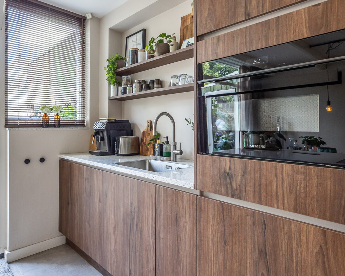 noten houten greeploze keuken met siemens oven