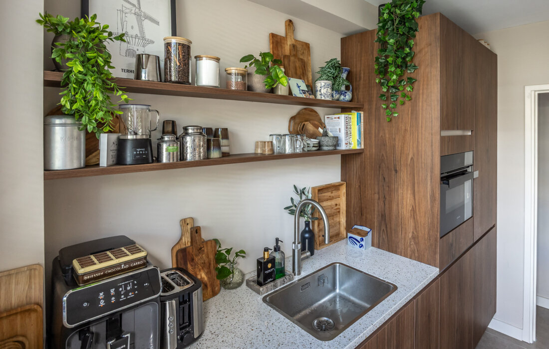 houten greeploze keuken met composiet werkblad