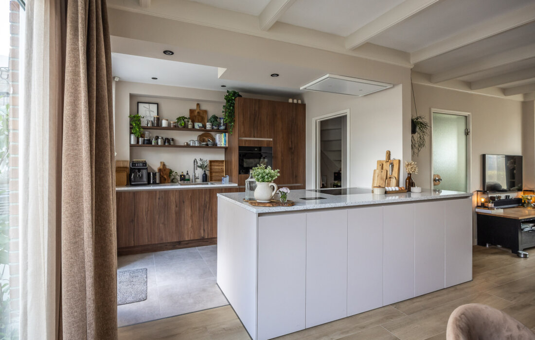 moderne beige keuken met houten kastenwand