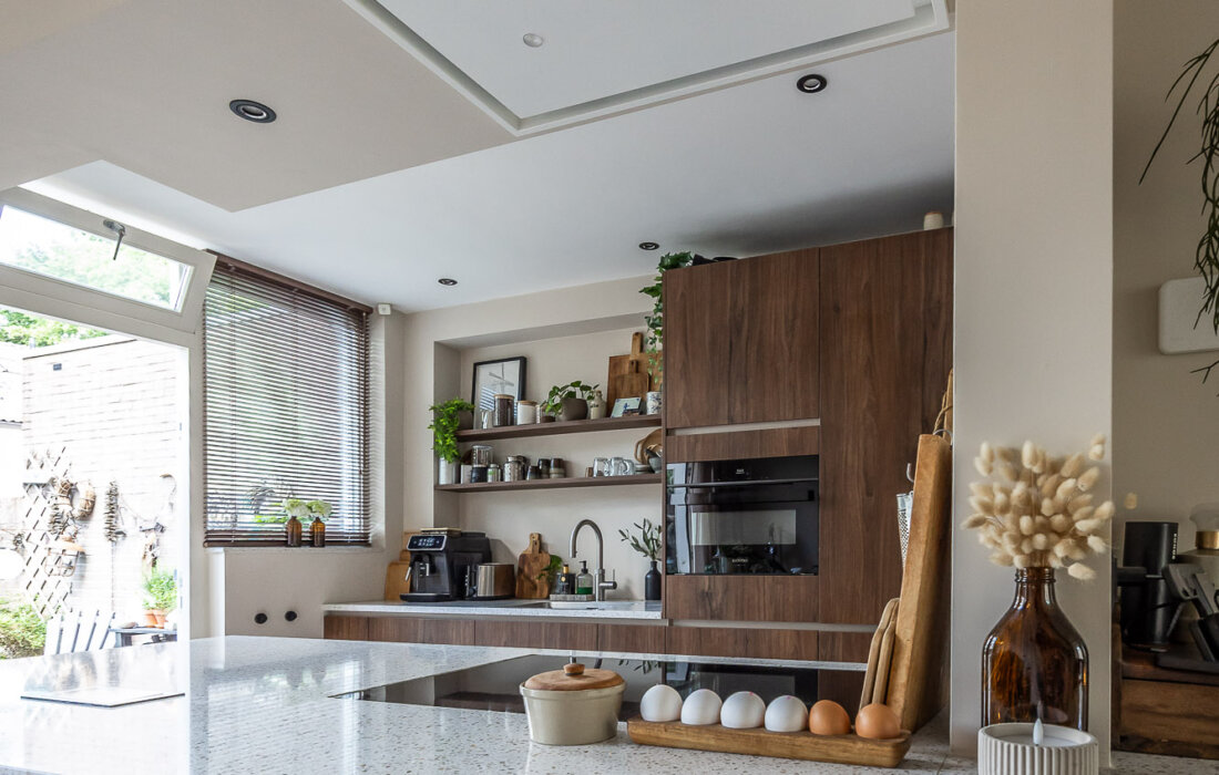 moderne keuken met witte wave inbouw afzuigkap