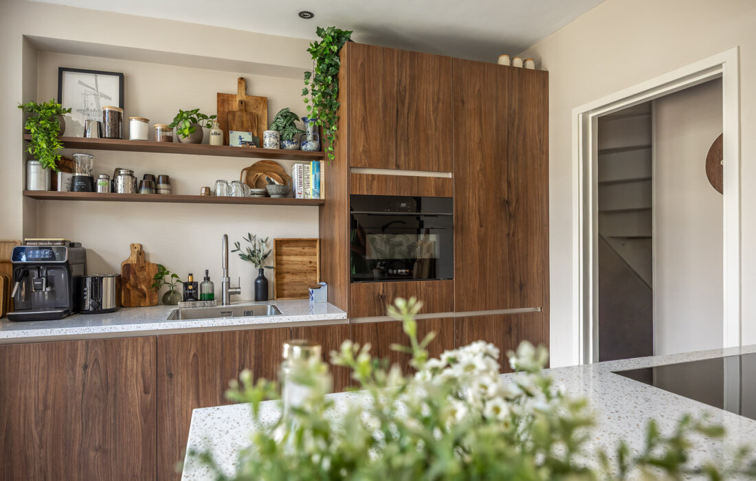 moderne keuken achterwand van hout met wandplanken