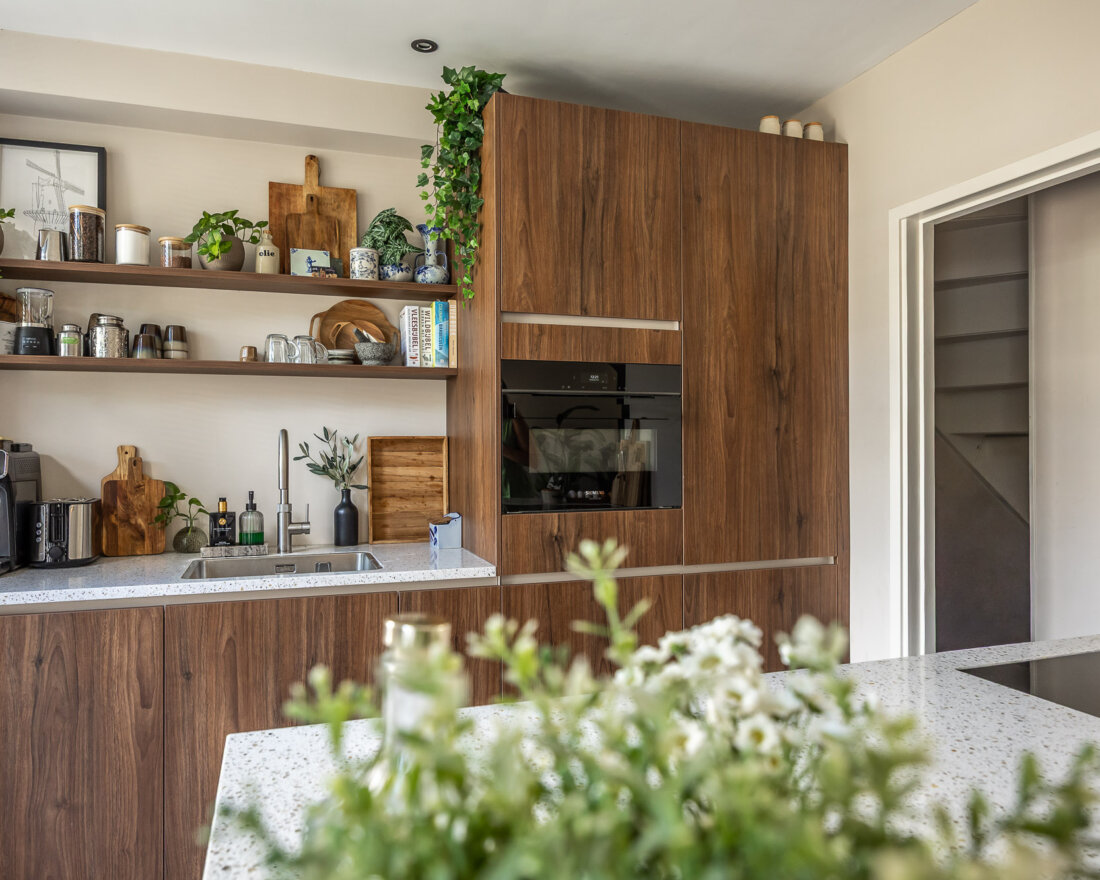 moderne keuken achterwand van hout met wandplanken