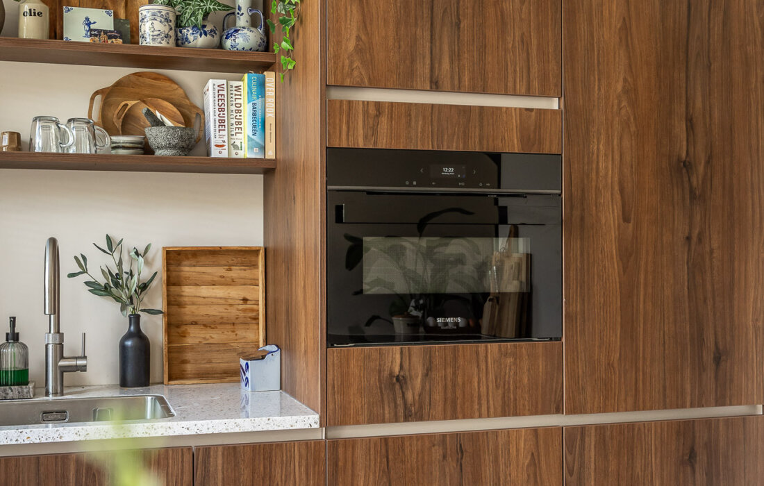 noten houten en moderne keuken met kastenwand
