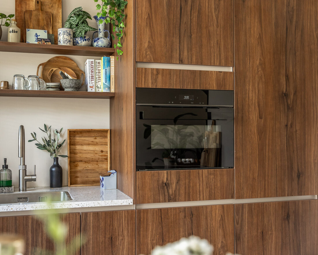 noten houten en moderne keuken met kastenwand