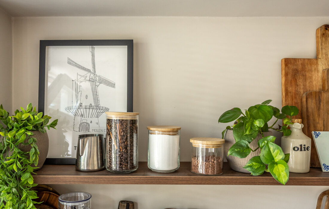 wandplank met decoratie in keuken